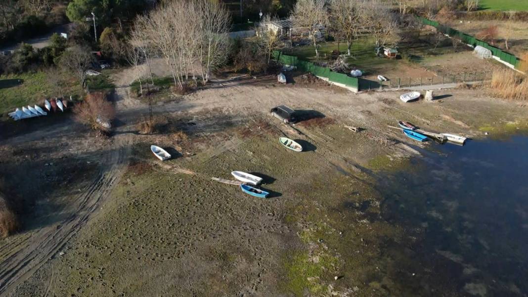 Görenler şaşkına döndü! Önceden tekneler yüzüyordu, şimdi insanlar yürüyor 5